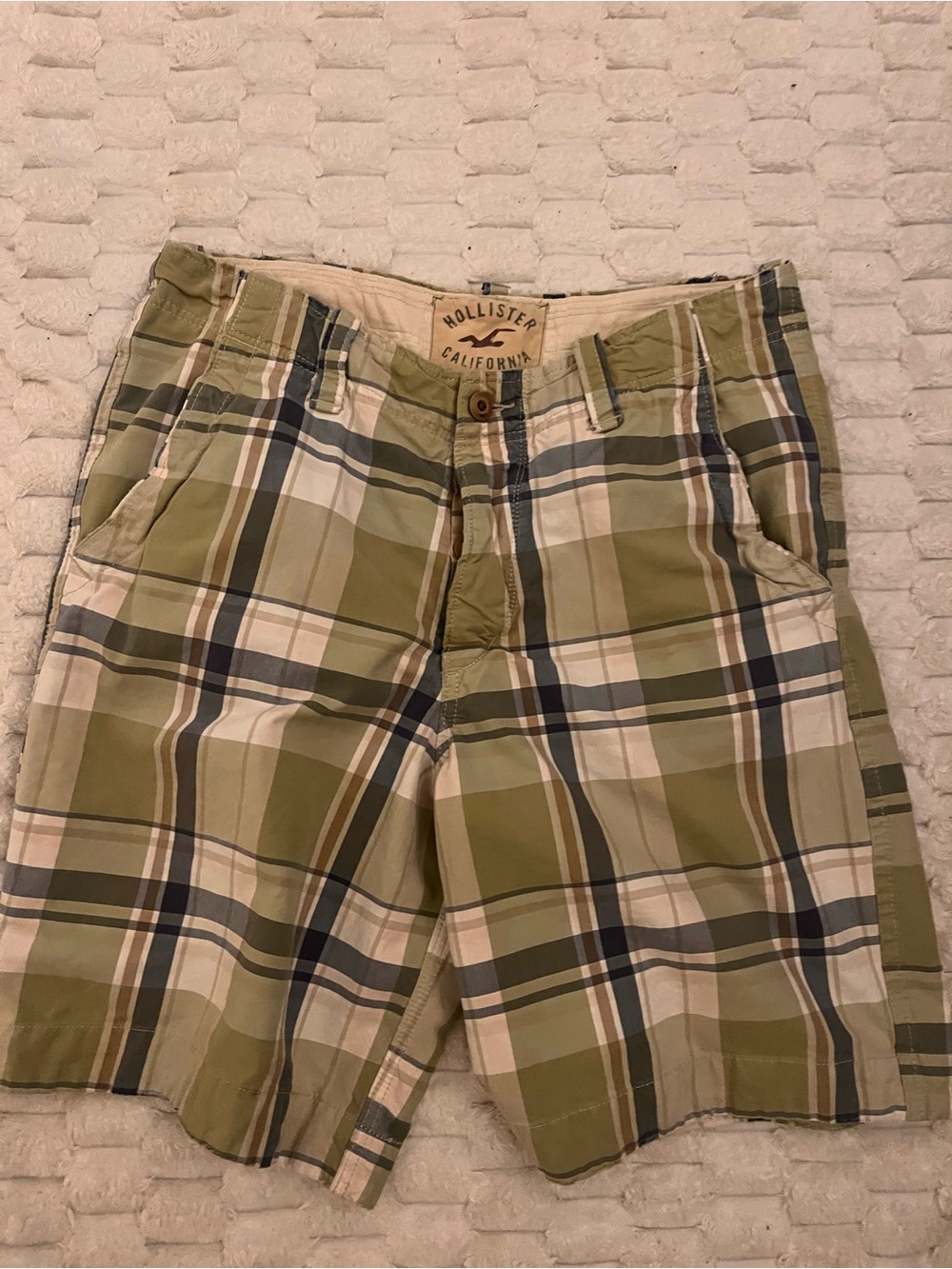 Hollister Men's Green and Cream Plaid Flat Front Shorts